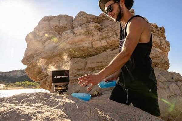 Découvrez notre test complet du réchaud Jetboil Minimo carbone : performances, design innovant et praticité pour vos aventures en plein air et randonnée.