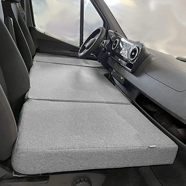 Découvrez notre test complet du matelas pliable K'Foam pour Mercedes Sprinter 2026 : qualité, confort et facilité de rangement pour vos voyages en van.